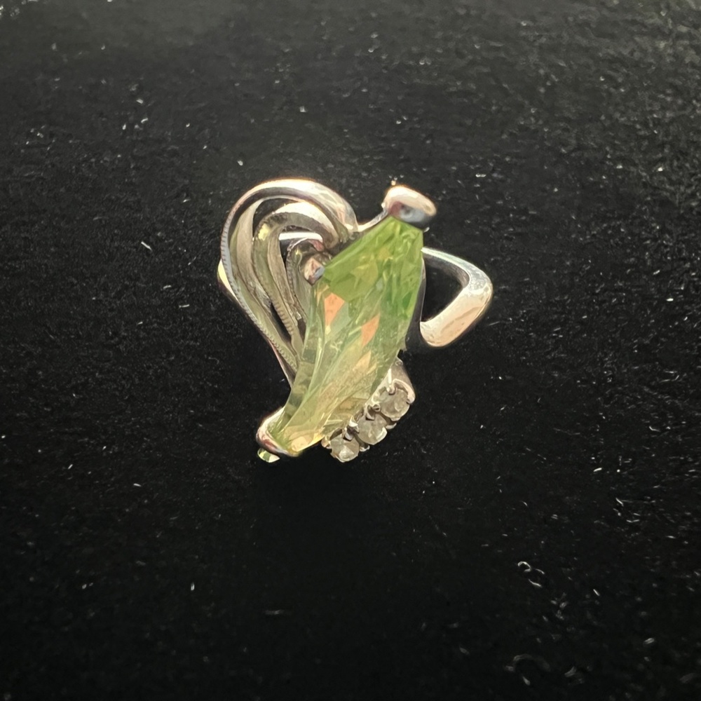 Vintage 10K Ring with Light Green Center Stone